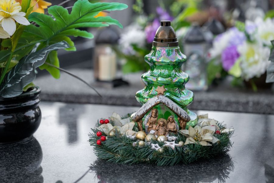 Znicze bożonarodzeniowe na cmentarz
