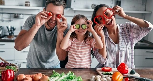 Rodzina w kuchni z lacobelem zamontowanym przez firmę housekrup