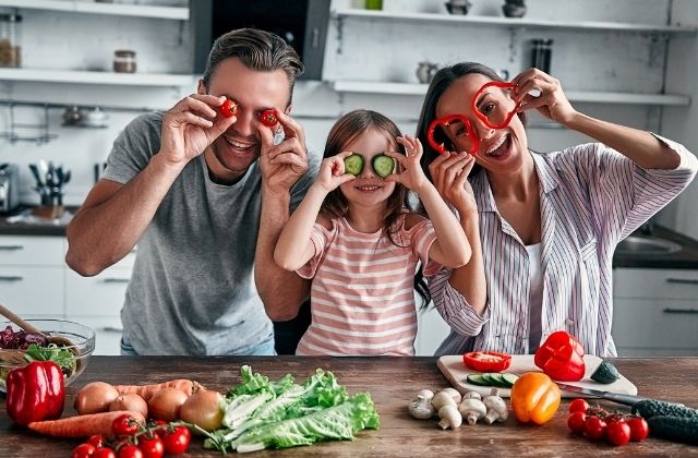 Rodzina w kuchni z lacobelem zamontowanym przez firmę housekrup