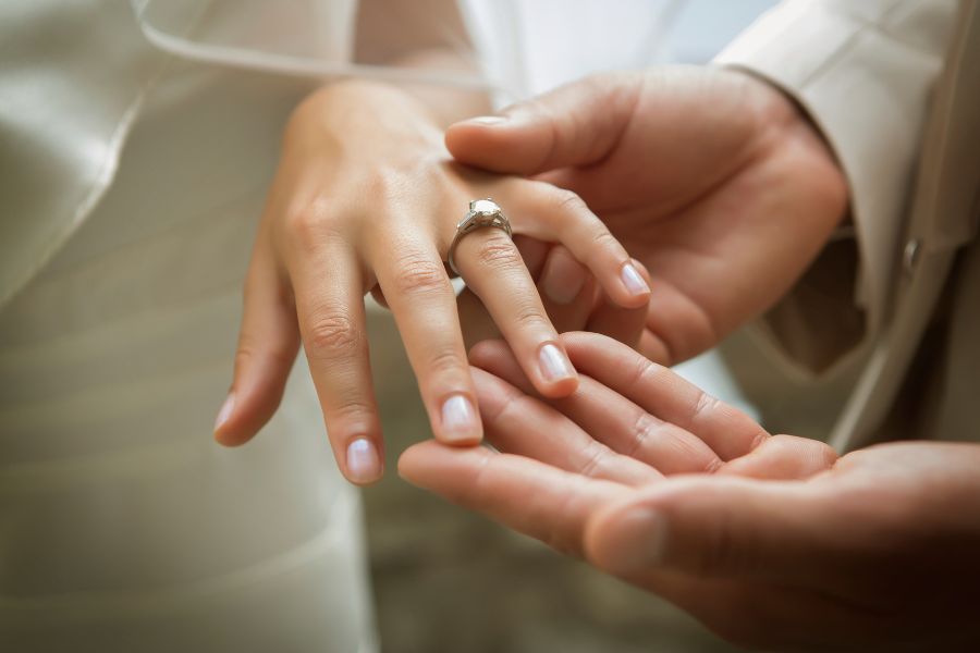 Wybór pierścionka dla ukochanej — na co zwrócić uwagę?