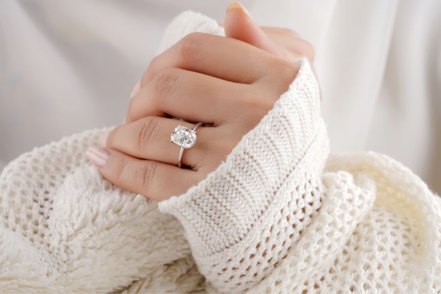 Jak wybrać pierścionek na zaręczyny?